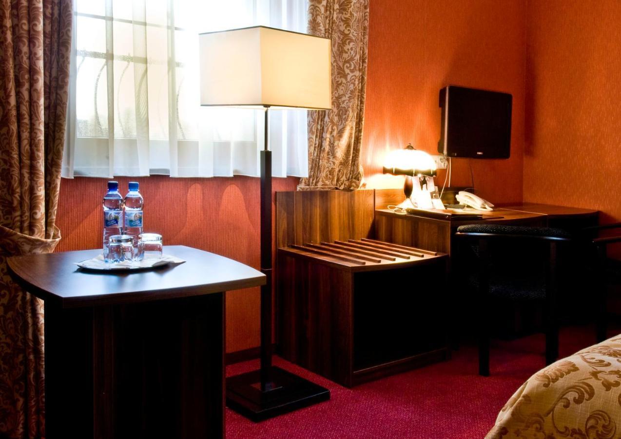 Hotel Dworski Galaktyczny Park Warzymice Quarto foto